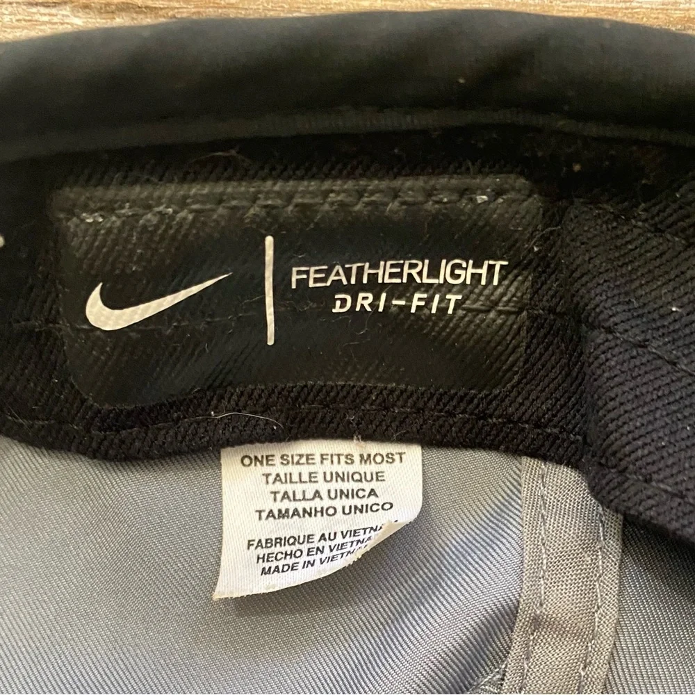 Nike Featherlight Dri Fit Adult Unisex‎ OS Gray/Black Adjustable Cap